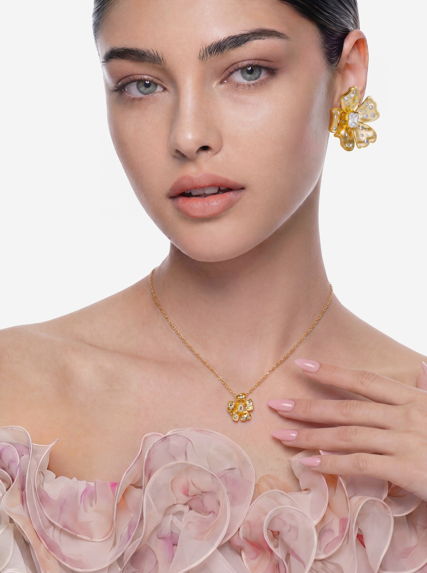 Lumi Floral Pendant Gold Necklace | Nana Jacqueline