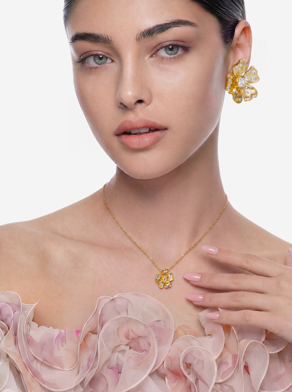 Lumi Floral Pendant Gold Necklace | Nana Jacqueline